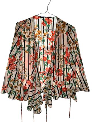 Blusa floral con rayas blancas