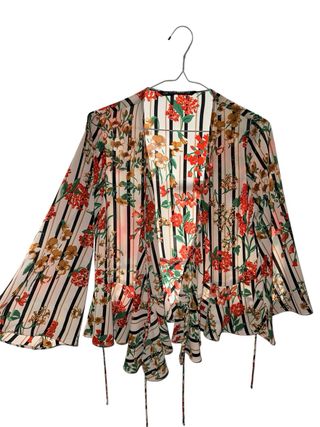 Blusa floral con rayas blancas