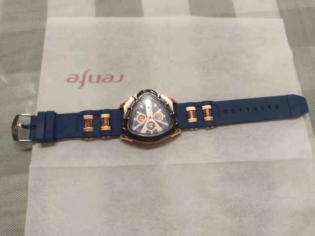 Reloj Triangular Liboger con Calendario