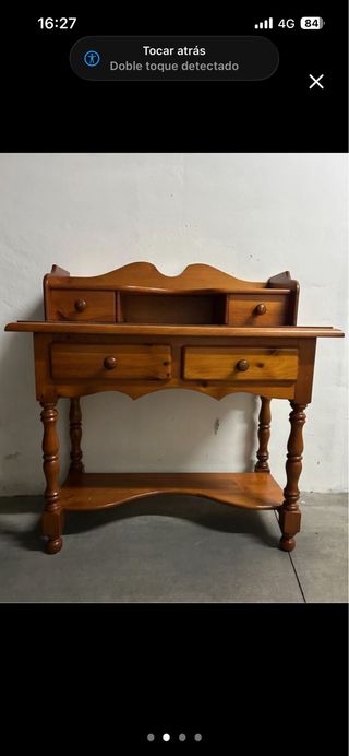 Escritorio de madera con cajones