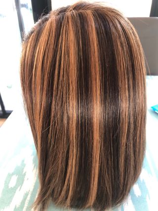 Peluca oncológica castaña con mechas.