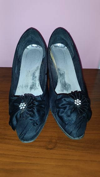 Zapatos de tacón negros con lazo y pedrería