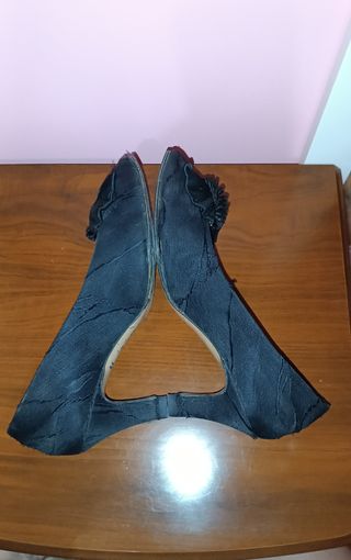 Zapatos de tacón negros con lazo y pedrería