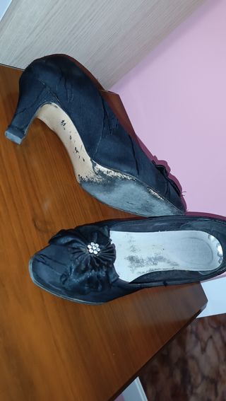 Zapatos de tacón negros con lazo y pedrería