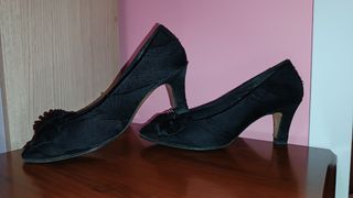Zapatos de tacón negros con lazo y pedrería