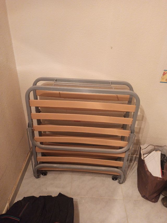 Cama plegable metal y madera