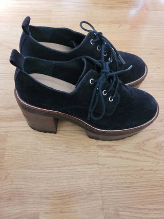Zapatos negros de tacón con cordones