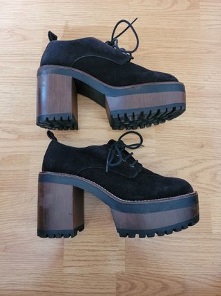 Zapatos negros de tacón con cordones
