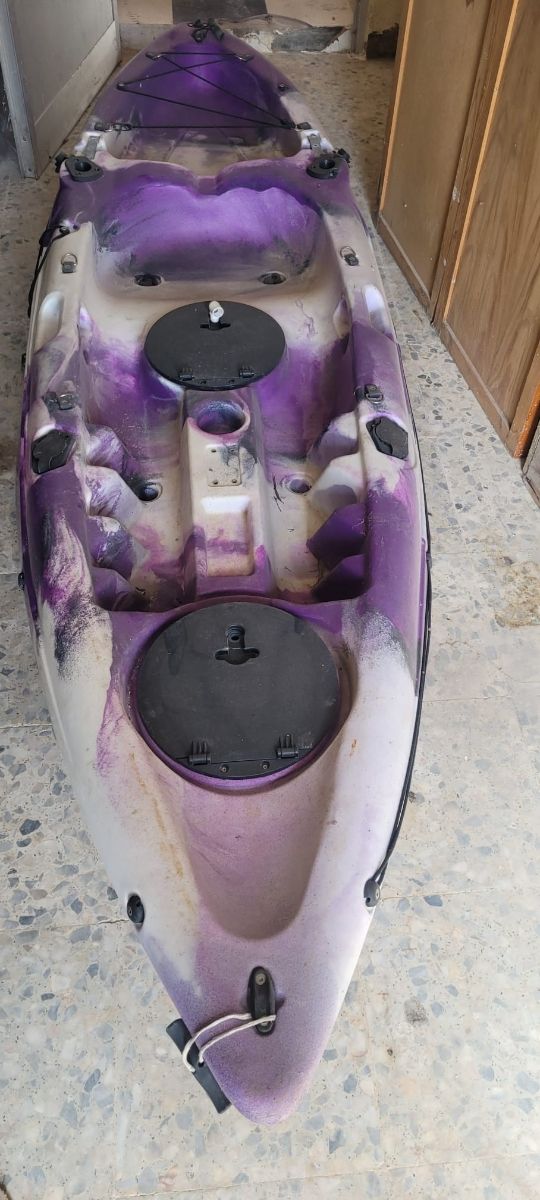 Kayak morado con asiento, remo y carro
