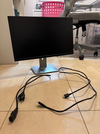Pantalla DELL Negra y Gris con Cables