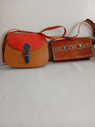 Bolsos de cuero marrón y naranja