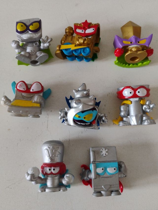 Lote 8 Figuras Superthings Doradas