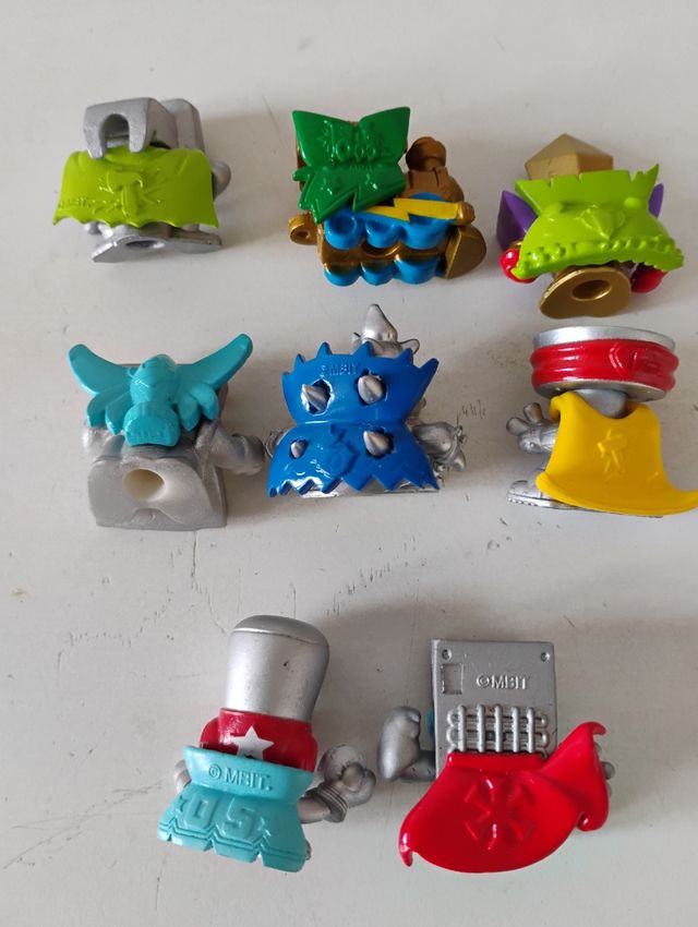 Lote 8 Figuras Superthings Doradas