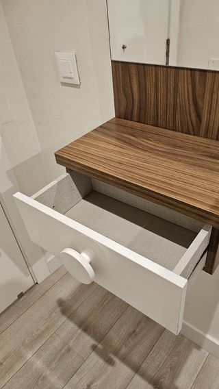 Mueble de pared con espejo y cajón