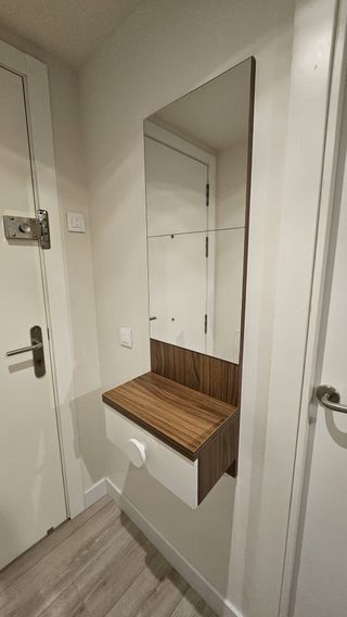 Mueble de pared con espejo y cajón