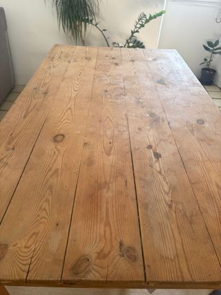 Mesa de madera rústica antigua