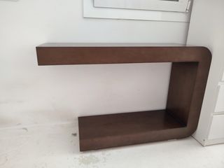 Mueble de diseño en madera oscura