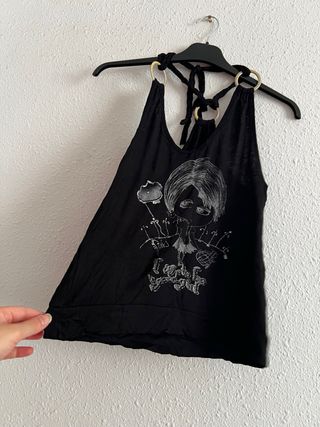 Camiseta negra con estampado gráfico