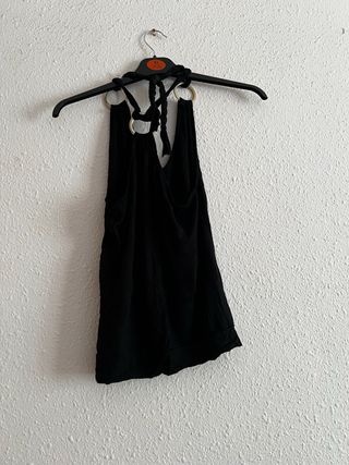 Camiseta negra con estampado gráfico