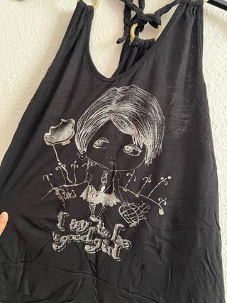 Camiseta negra con estampado gráfico