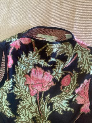 Camiseta sin mangas floral azul y rosa