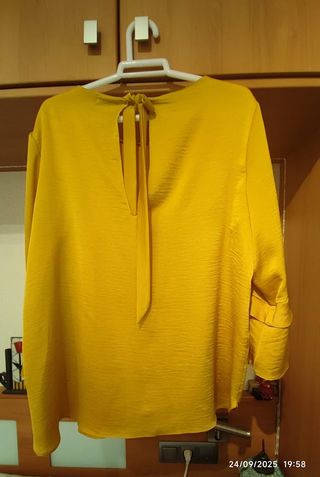 Blusa LEYCA color amarillo dorado