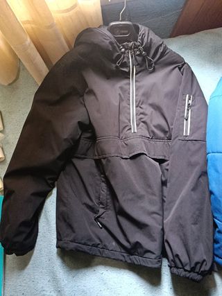 Chaqueta negra con capucha
