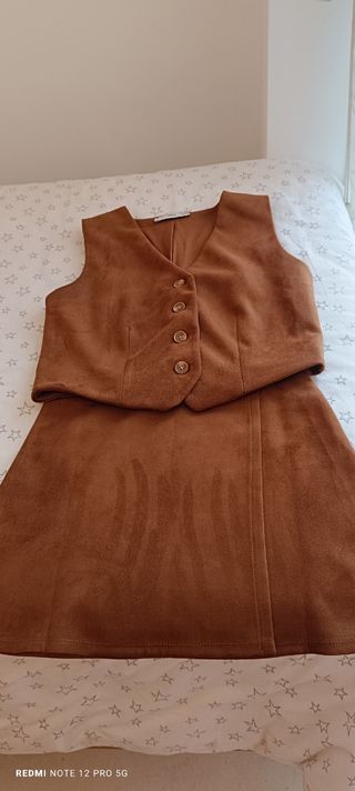 Conjunto falda y chaleco marca Mango 