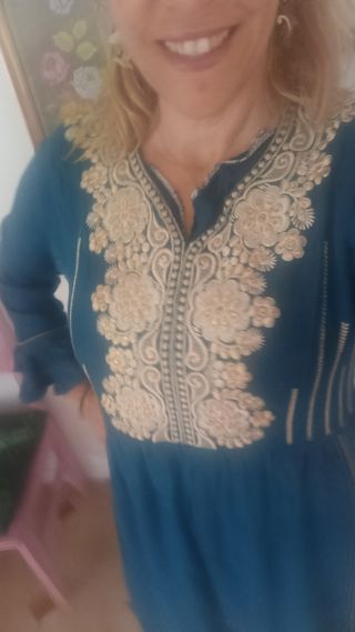 Kurta azul con bordado dorado