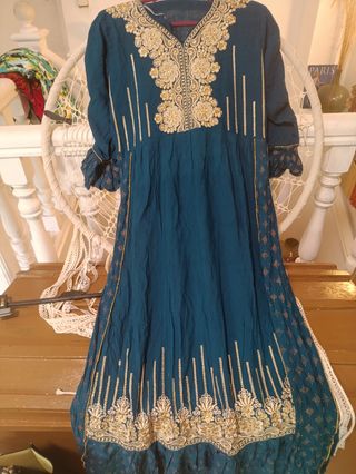 Kurta azul con bordado dorado