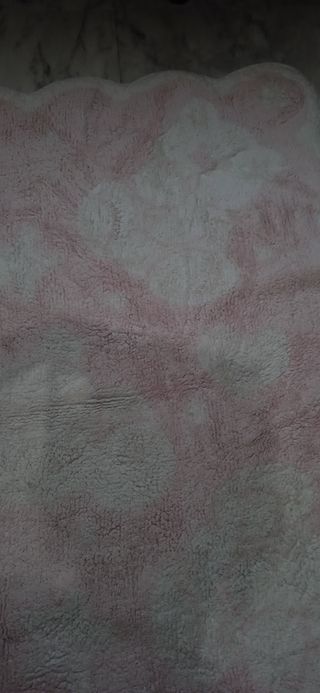 Alfombra infantil rosa y blanca