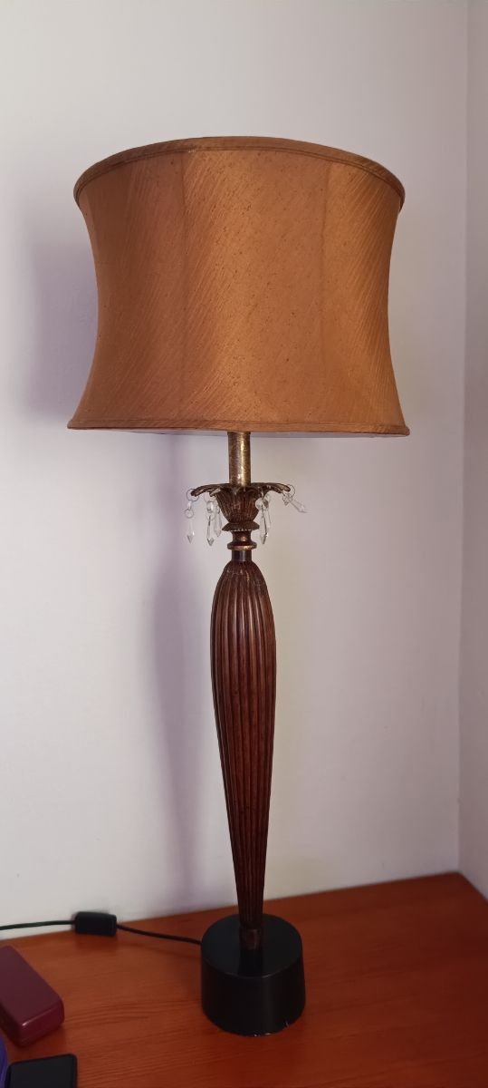 Lámpara de mesa marrón y dorada