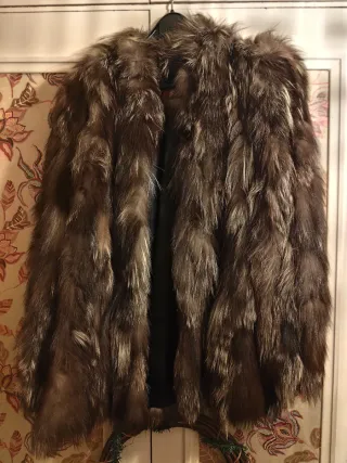 Abrigo de piel de zorro marrón y dorado