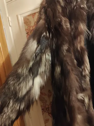 Abrigo de piel de zorro marrón y dorado