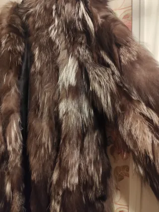 Abrigo de piel de zorro marrón y dorado