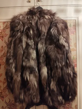 Abrigo de piel de zorro marrón y dorado