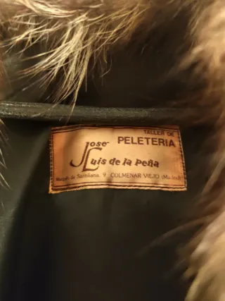 Abrigo de piel de zorro marrón y dorado