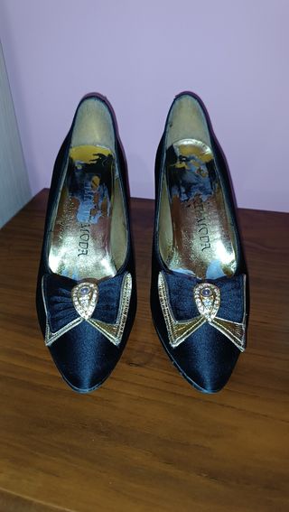 Zapatos de tacón negros con lazo y pedrería