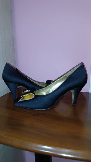 Zapatos de tacón negros con lazo y pedrería