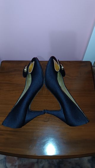 Zapatos de tacón negros con lazo y pedrería
