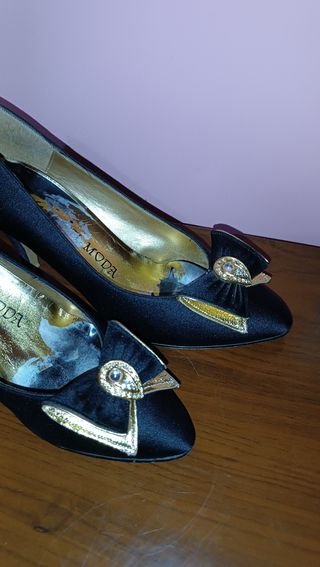 Zapatos de tacón negros con lazo y pedrería