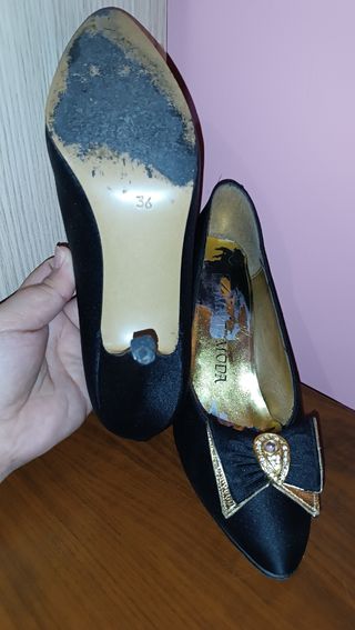 Zapatos de tacón negros con lazo y pedrería