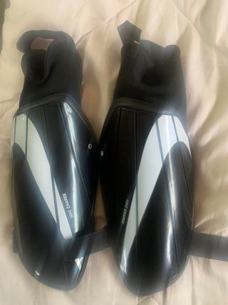 Espinilleras Nike Charge Negras