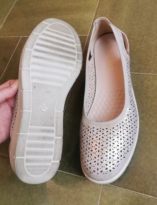 Zapatos planos dorados/beige talla 40. 