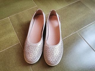 Zapatos planos dorados/beige talla 40. 