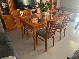 Mesa de comedor de madera con 4 sillas