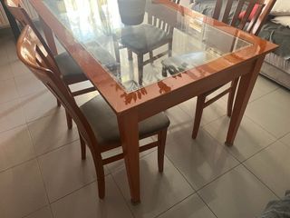 Mesa de comedor de madera con 4 sillas