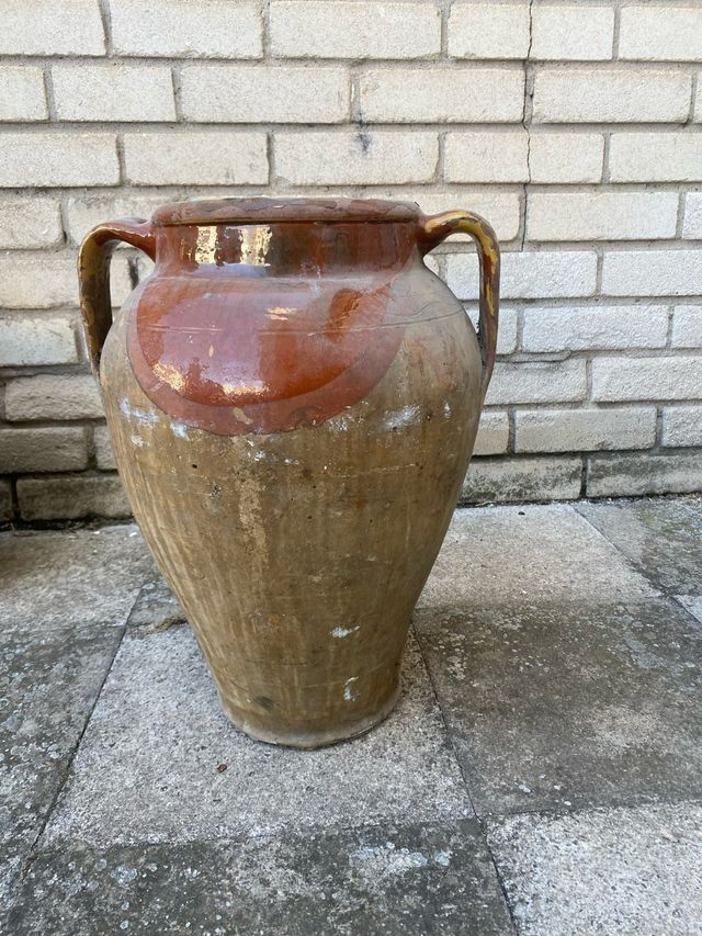 Orza antigua de barro