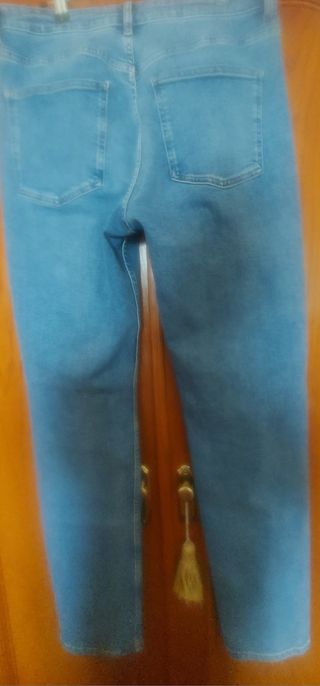 Pantalón vaquerode Zara. 