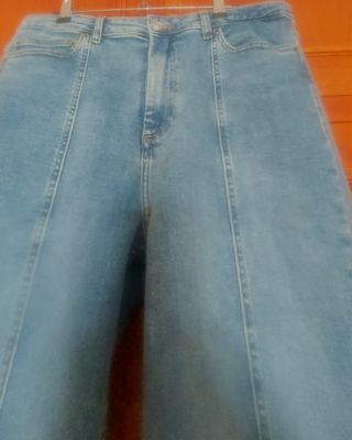 Pantalón vaquerode Zara. 